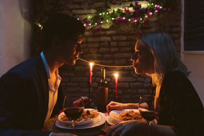 pareja cenando en una cita romántica