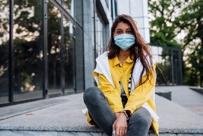 mujer con mascarilla en época de covid