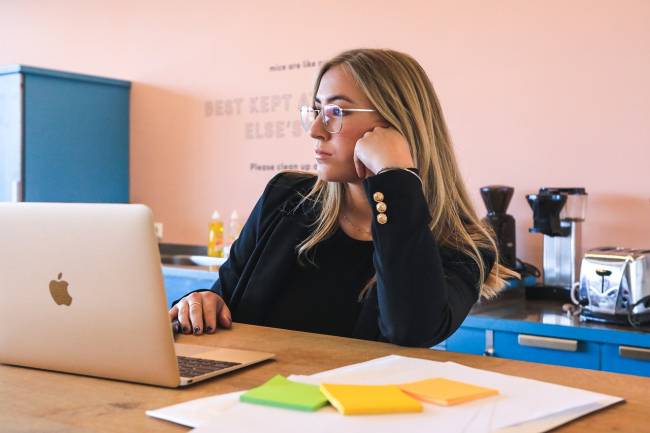 mujer aburrida en la oficina