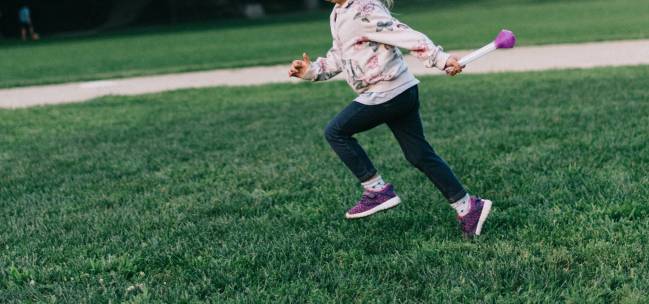 niña corriendo en un parque