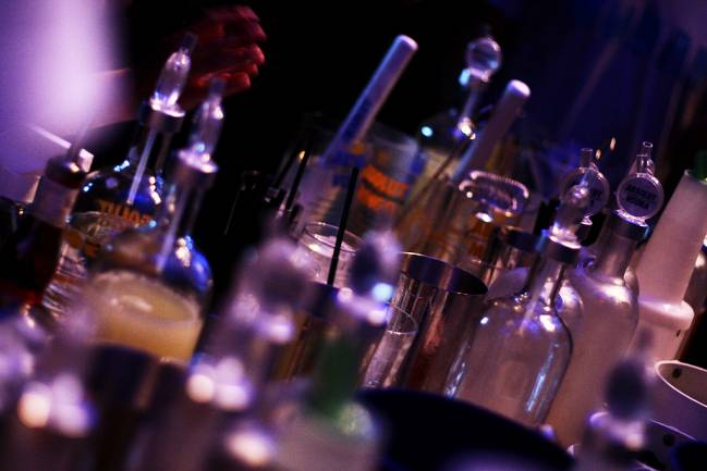 Botellas de alcohol en un establecimiento. / Leonardo Augusto Matsuda 