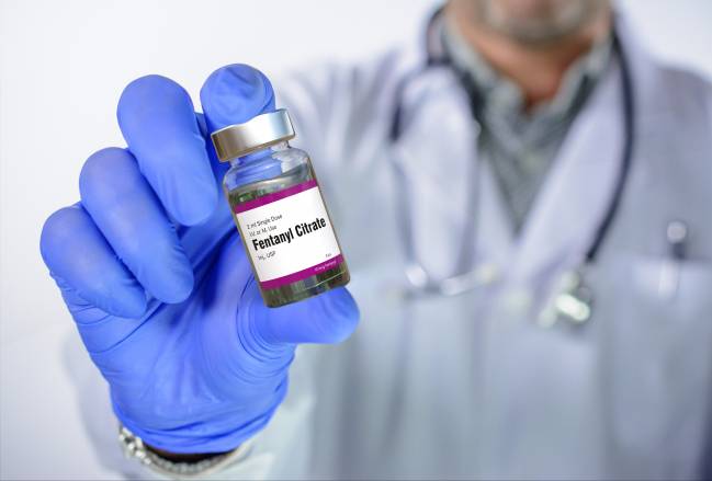 Una persona muestra un vial de fentanilo. 