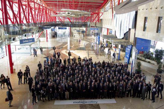  Foto de familia del Club Málaga Valley durante la edición europea de la conferencia de tecnologías emergentes Emtech. Imagen: Efe  