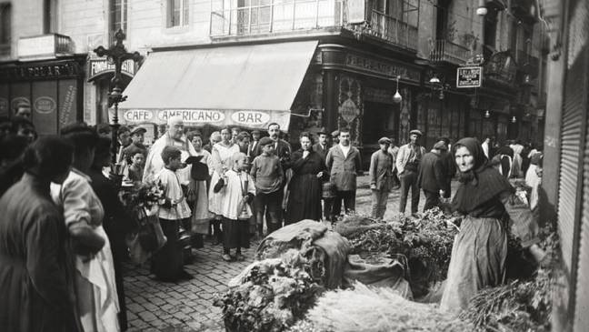 Bendición de hierbas aromáticas y medicinales con motivo de la Fira de Sant Ponç en 1915 en la calle Hospital de Barcelona. / Archivo Nacional de Cataluña