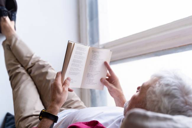 hombre leyendo