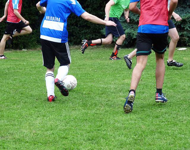 Adolescentes jugando al fútbol (FOTO: PIXABAY).