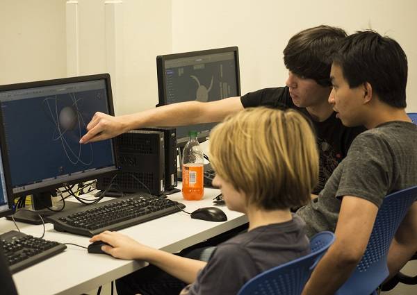 El 66,5% de los estudiantes buscan información científica en Google. / Srujal.