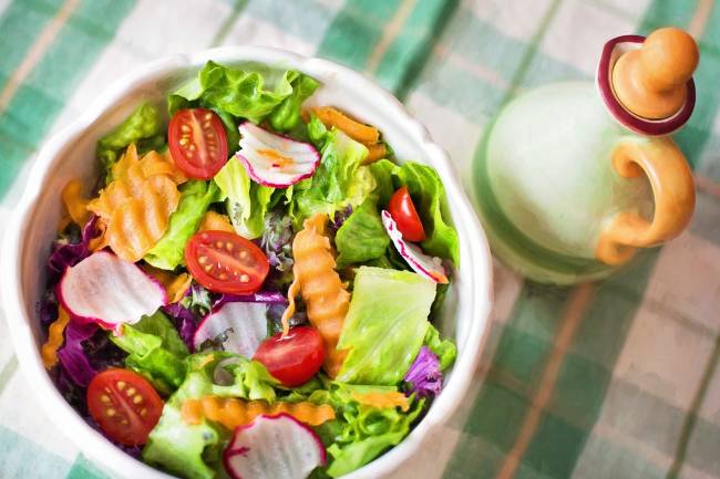 ensalada de hortalizas con aceite