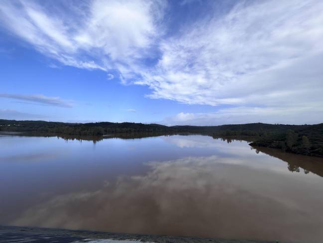 Imagen del embalse del Agrio, en Aznalcóllar (Sevilla), este martes, cuyo Ayuntamiento ha pedido a los vecinos que no se acerquen a sus inmediaciones
