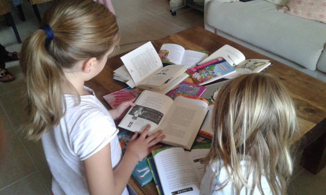 Imagen de escolares leyendo / Fundación Descubre