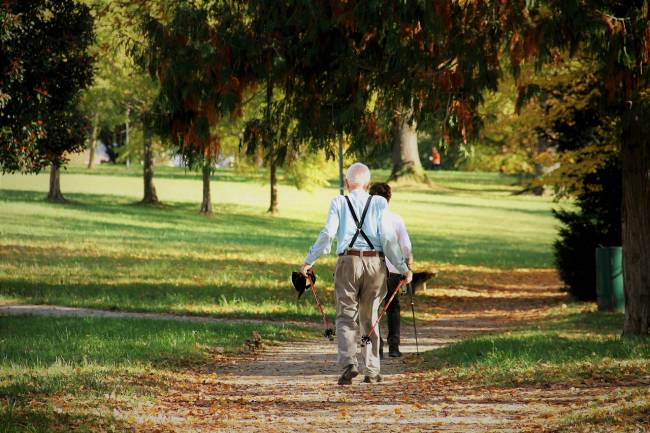 personas mayores en un parque