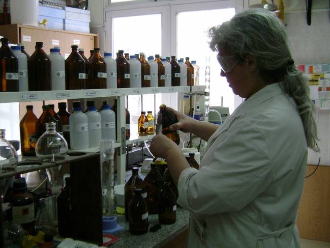 Investigadora trabajando en un laboratorio