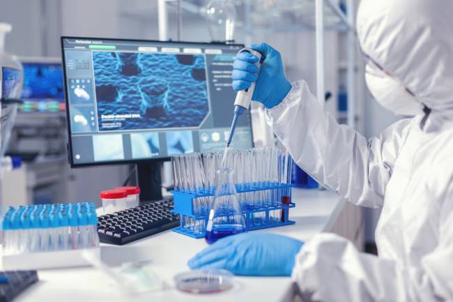 virólogo trabajando en un laboratorio