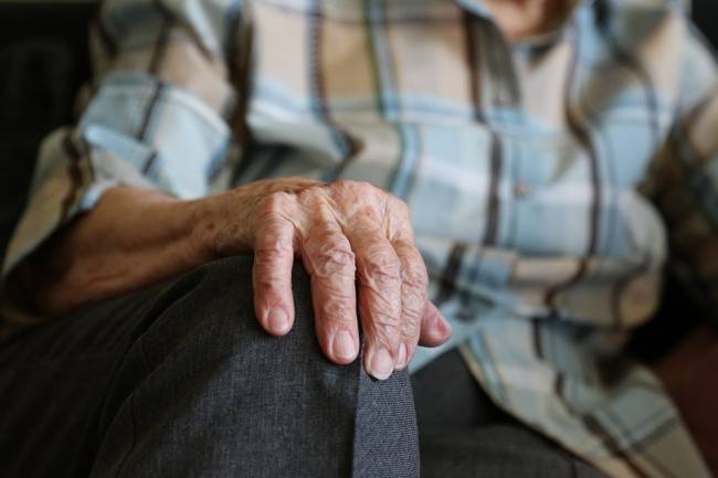 Plano detalle de la mano de una persona mayor de 60 años