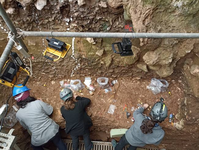El equipo de Maíllo, durante la excavación. / UNED