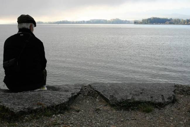 Hombre anciano mirando al horizonte