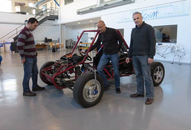 Pruebas en el taller del área de Ingeniería Mecánica de la Universidad de Málaga / Fundación Descubre