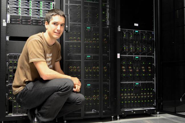 Joseba Alberdi junto a la supercomputadora del grupo Nano-Bio Spectroscopy