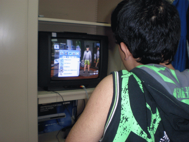 Niño jugando a un videojuego