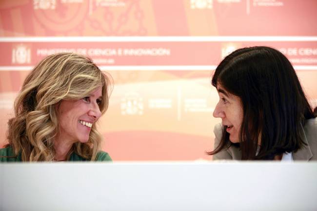 Cristina Garmendia, ministra de Ciencia e Innovación, y María Blasco, directora del CNIO