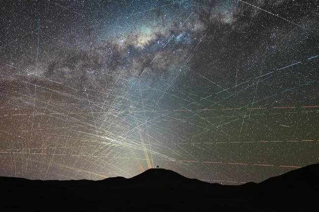 satélites y espejos amenazan el cielo nocturno