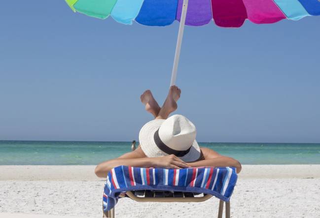 mujer tomando el sol