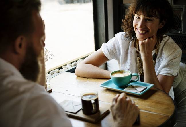 hombre y mujer hablando