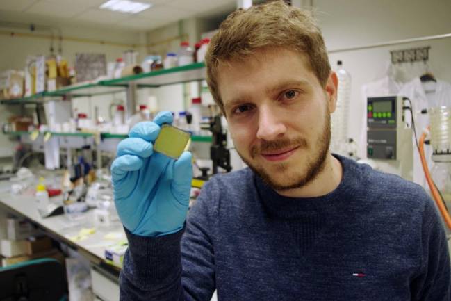 El investigador Miguel Anaya con una de las celdas