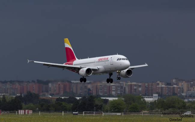 Aterrizaje de un avión en el aeropuerto de Barajas con tormenta 