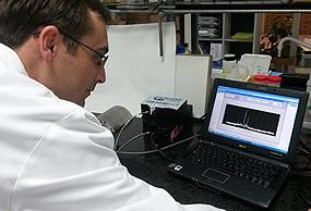 Técnico de AINIA junto con equipo de clasificación del aceite de oliva