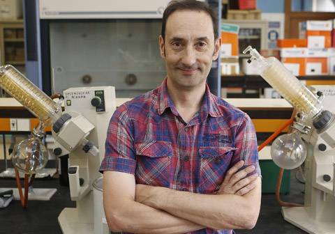 Enrique Gómez en su laboratorio.