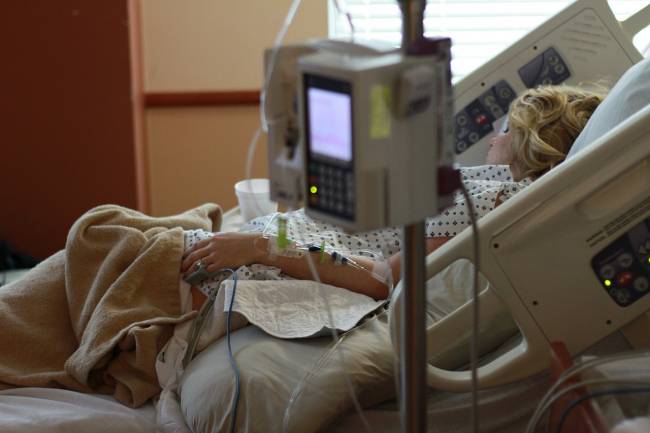 mujer en un hospital