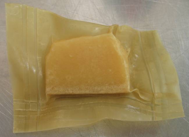 Queso envasado al vacío en envase activo