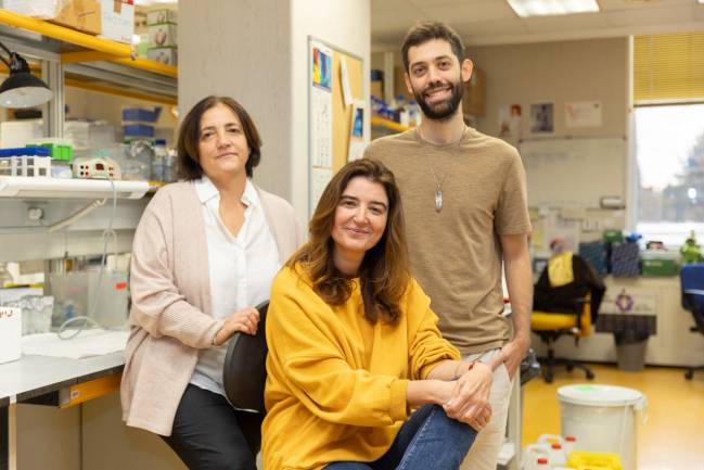 Investigadores del estudio en su laboratorio