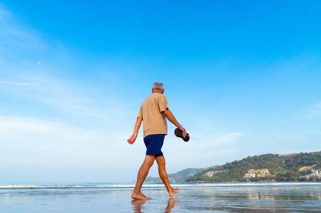 hombre pasea playa