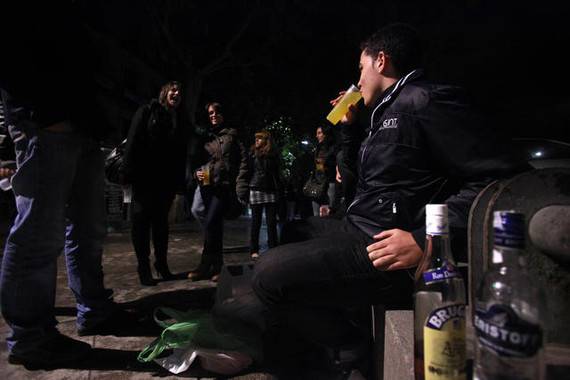 jóvenes en un botellón