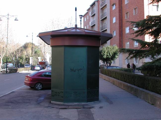 El dispositivo desarrollado en la UGR, colocado en un kiosco. 