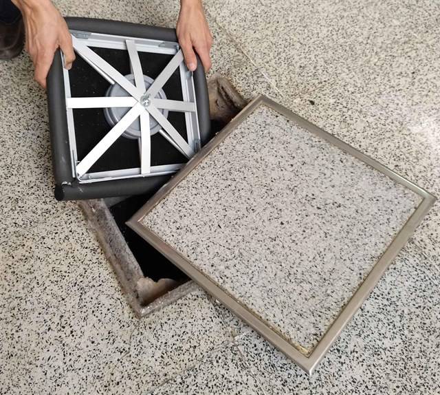 Inventores de la patente con un prototipo de la tapa / Fundación Descubre