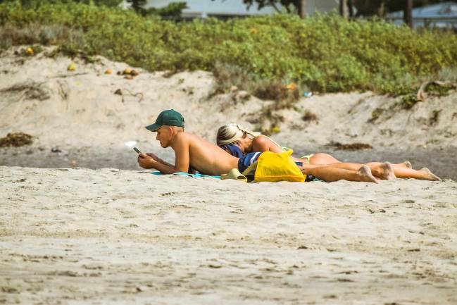 Gente tomando el sol en la playa