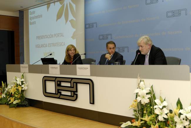 Mª José Fernandez, Directora de Proyectos ANAIN; Gerardo Fernández, Director de Proyectos ANAIN y Rafael Muguerza, Director del Servicio de Innovación del Gobierno de Navarra