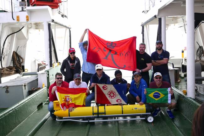 El equipo de investigadores celebra el hito.