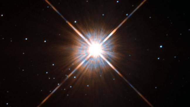 Secuencia de la superfulguración según las imágenes del telescopio Evryscope. En el momento máximo del fenómeno, Próxima Centauri aumenta unas setenta veces su brillo y puede ser visible a simple vista en lugares oscuros.