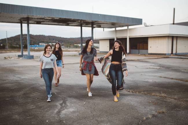 cuatro adolescentes riendo