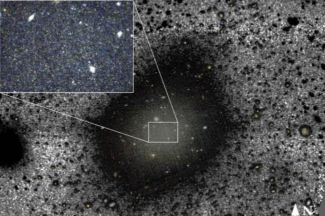 La galaxia ultra difusa [KKS2000]04 (NGC1052-DF2), en la constelación de Cetus, hasta ahora considerada una galaxia sin materia oscura. / Trujillo et al.