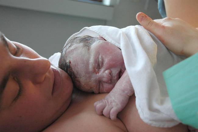 Una madre con su hijo recién nacido (WIKIPEDIA). 