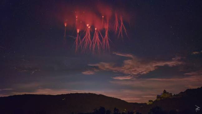 'Duendes rojos' formados sobre tormentas eléctricas