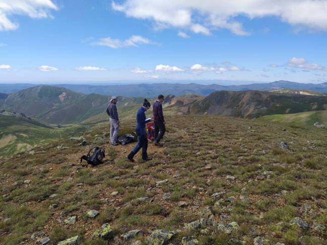 investigadores en la montaña