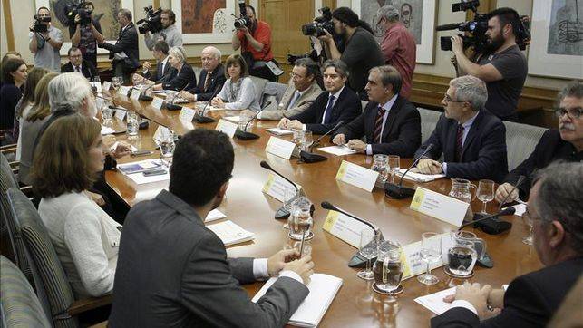 La ministra de Sanidad,Ana Mato, durante la reunión que celebró hoy en la sede del ministerio con los portavoces de los grupos parlamentarios de la Comisión de Sanidad en el Congreso. / Efe