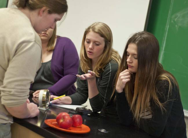 Un grupo de estudiantes discute sobre si un plato antiguo contaminado por radioactividad es realmente radioactivo. / Andy Johnson