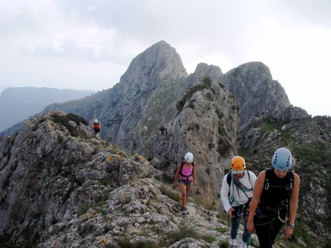 grupo de personas en una montaña